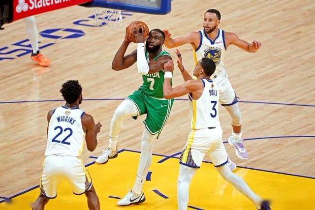 扬尼斯：我相信自己将成为NBA历史前十球员
